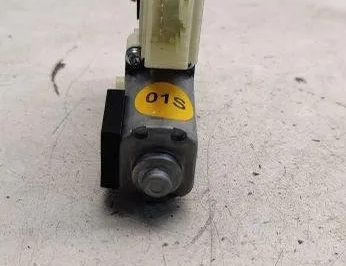 VOLKSWAGEN Passat B7 (2010-2015) Aizmugurējo kreiso durvju loga pacēlāja motorīts 5q4959812E 30532544