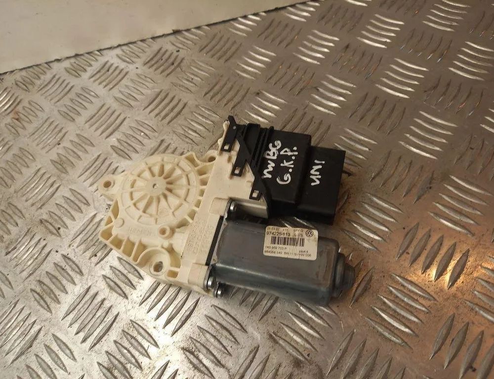 VOLKSWAGEN Passat B7 (2010-2015) Aizmugurējo kreiso durvju loga pacēlāja motorīts 1K0959703P 30534156