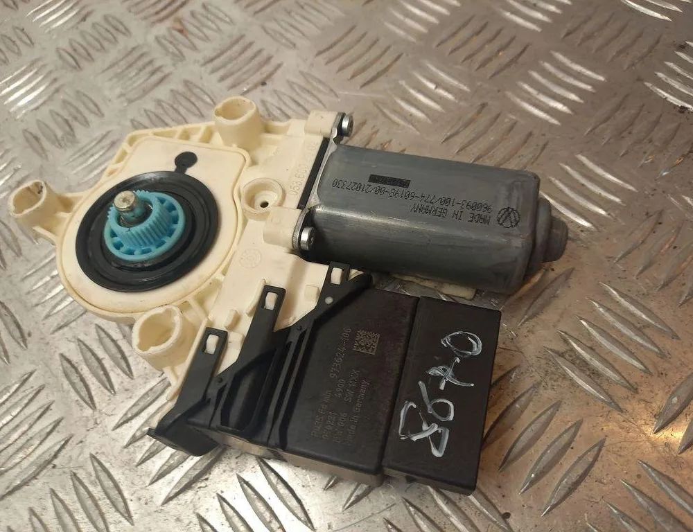 VOLKSWAGEN Passat B7 (2010-2015) Aizmugurējo kreiso durvju loga pacēlāja motorīts 1K0959703P 30534156