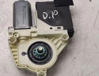 VOLKSWAGEN Passat B7 (2010-2015) Маторчик стеклоподъемника передней левой двери 1K0959702P 30535236