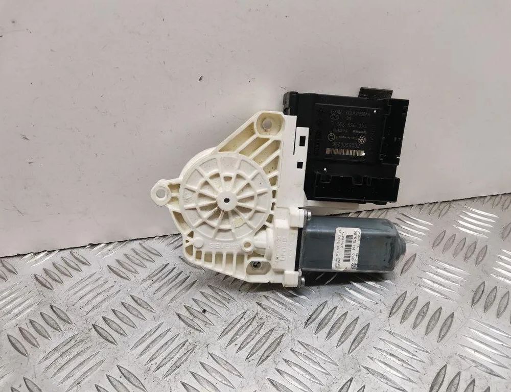 VOLKSWAGEN Passat B6 (2005-2010) Priekšējo kreiso durvju logu pacēlāja motorīts 981675114,1K0959792L 30535544
