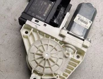 VOLKSWAGEN Passat B7 (2010-2015) Priekšējo kreiso durvju logu pacēlāja motorīts 1K0959701P,981235351 30537315