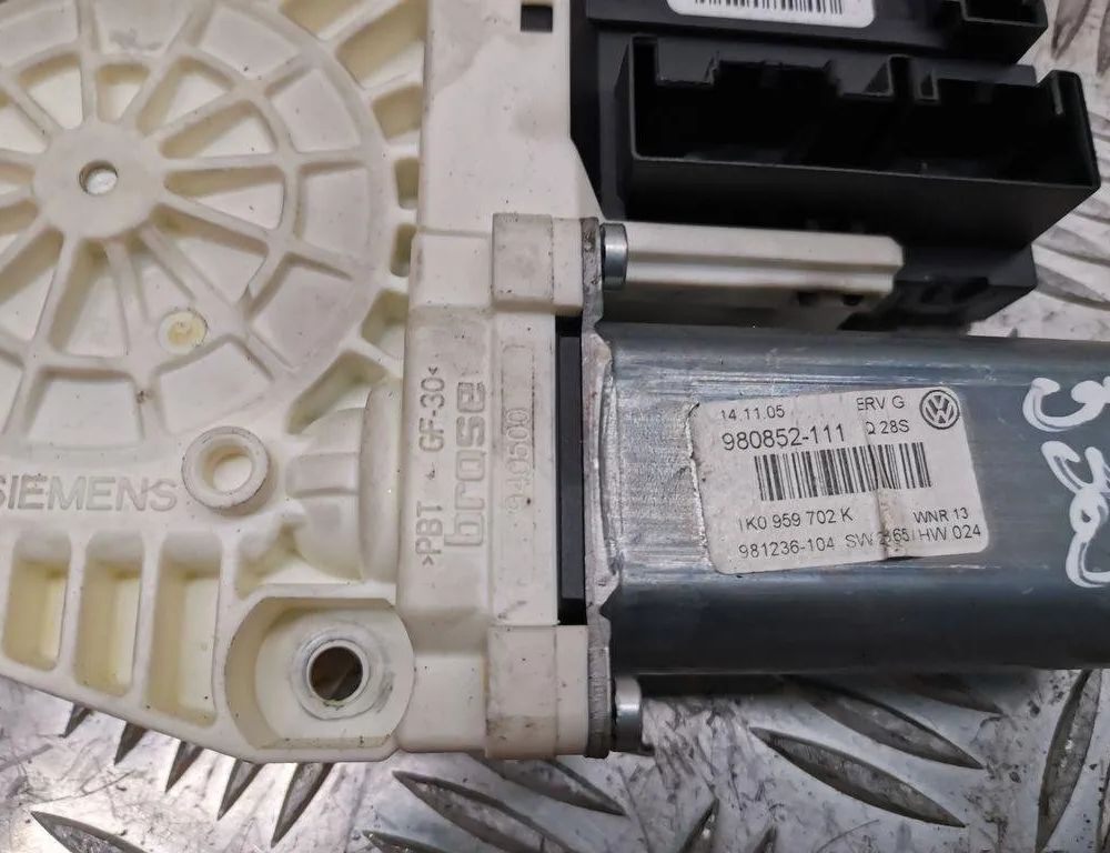 VOLKSWAGEN Passat B6 (2005-2010) Маторчик стеклоподъемника передней левой двери 1K0959792G,980852111 30540387