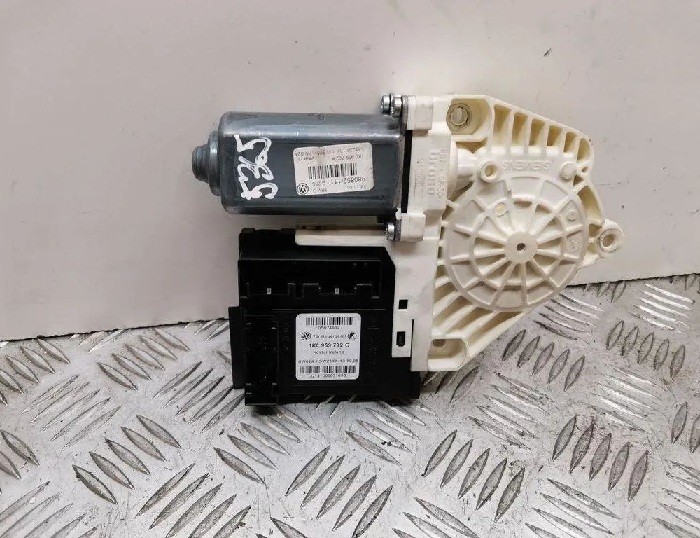 VOLKSWAGEN Passat B6 (2005-2010) Маторчик стеклоподъемника передней левой двери 1K0959792G,980852111 30540387