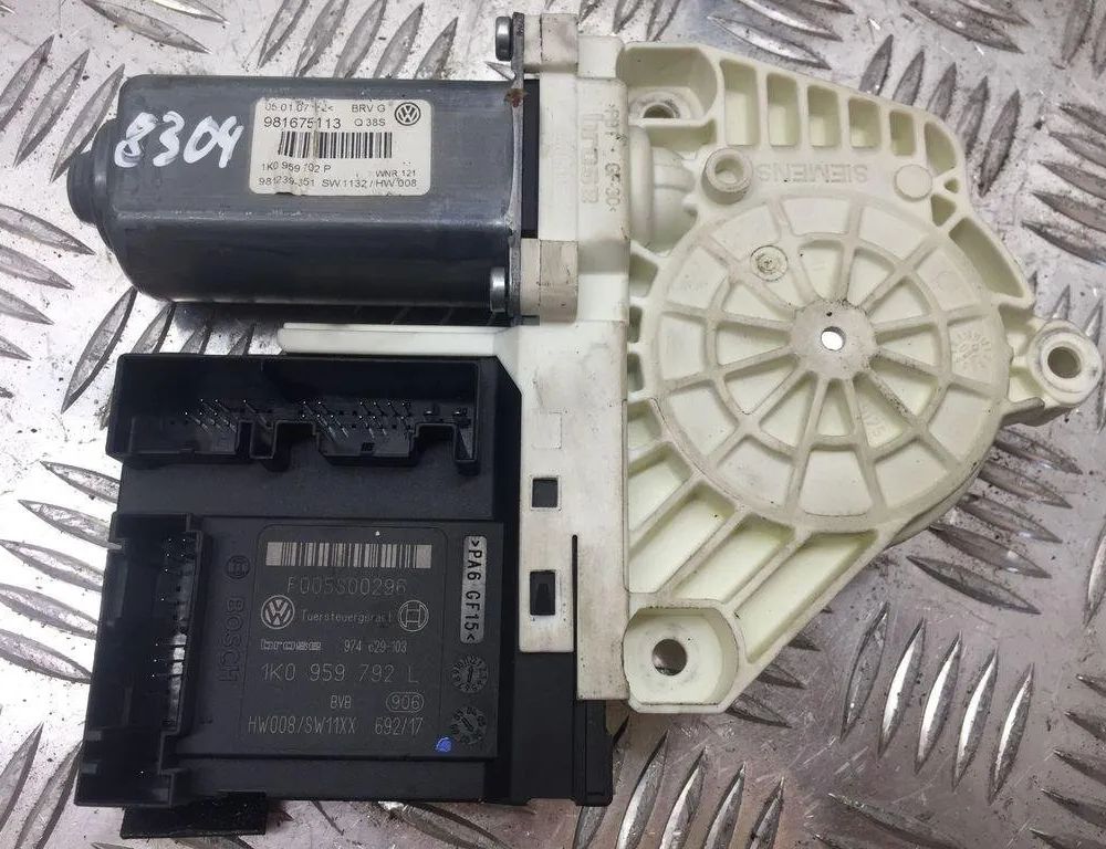 VOLKSWAGEN Passat B7 (2010-2015) Priekšējo kreiso durvju logu pacēlāja motorīts 1K0959702P 30542590