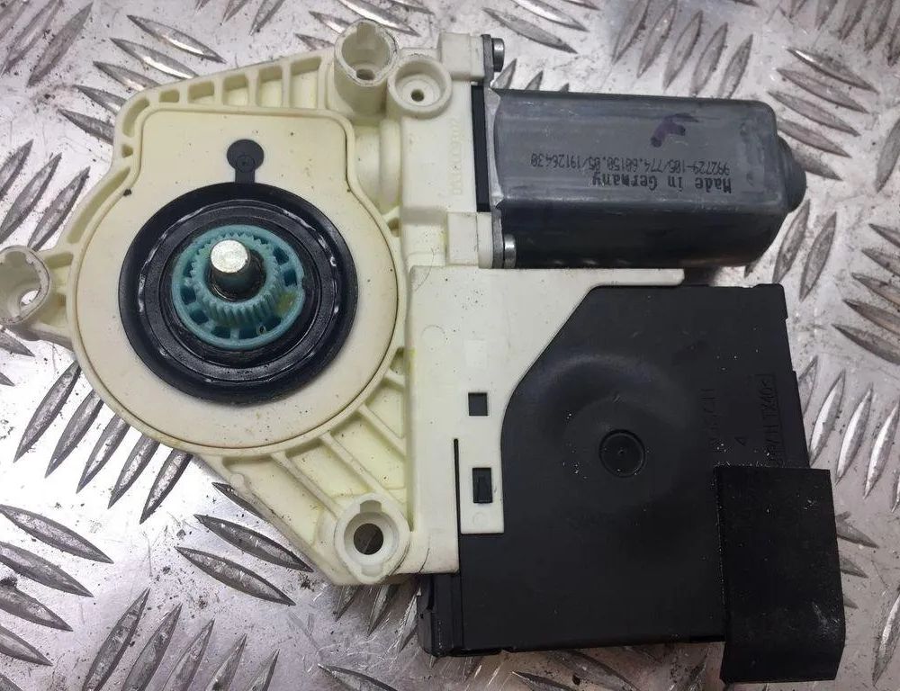 VOLKSWAGEN Passat B7 (2010-2015) Priekšējo kreiso durvju logu pacēlāja motorīts 1K0959702P 30542590