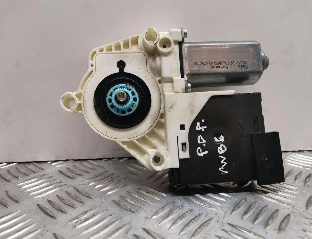 VOLKSWAGEN Passat B7 (2010-2015) Priekšējo kreiso durvju logu pacēlāja motorīts 981676114,1K0959701P 30542918