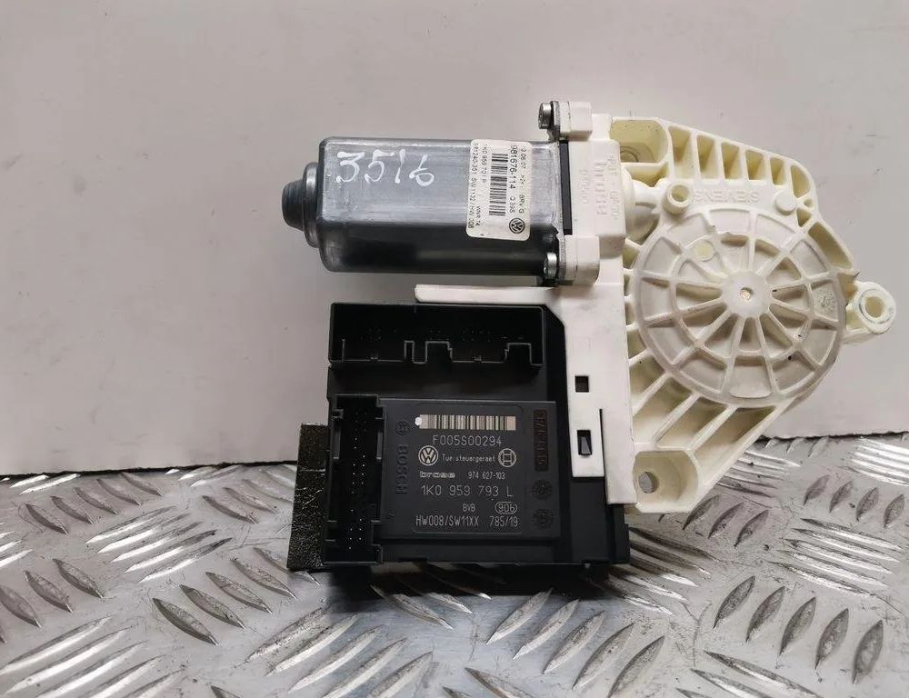 VOLKSWAGEN Passat B7 (2010-2015) Priekšējo kreiso durvju logu pacēlāja motorīts 981676114,1K0959701P 30542918