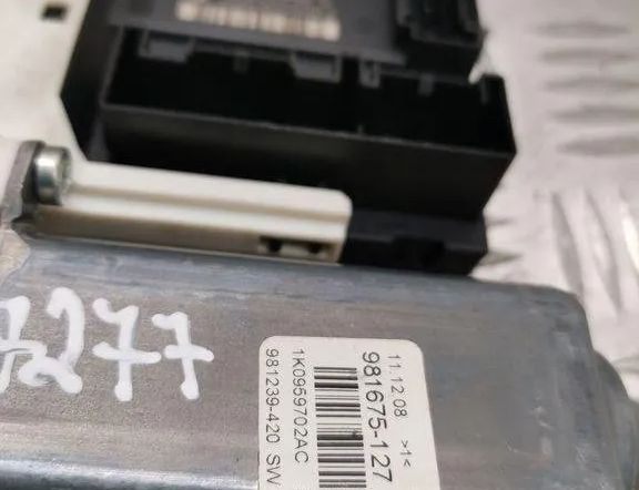 VOLKSWAGEN Passat B7 (2010-2015) Priekšējo kreiso durvju logu pacēlāja motorīts 3C2837461L,1K0959702AC 30543210