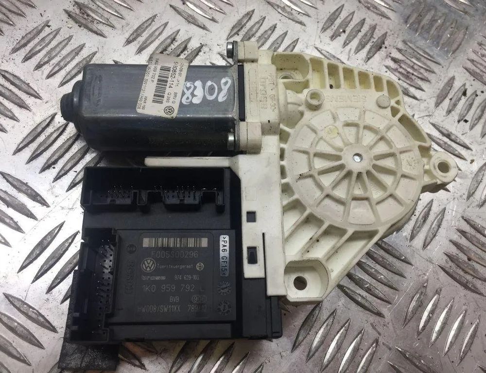 VOLKSWAGEN Passat B7 (2010-2015) Priekšējo kreiso durvju logu pacēlāja motorīts 1K0959702P 30543663