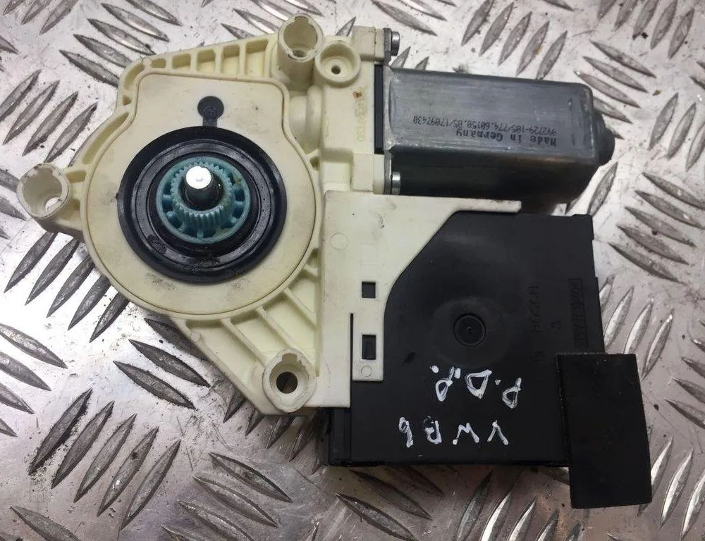 VOLKSWAGEN Passat B7 (2010-2015) Priekšējo kreiso durvju logu pacēlāja motorīts 1K0959702P 30543663