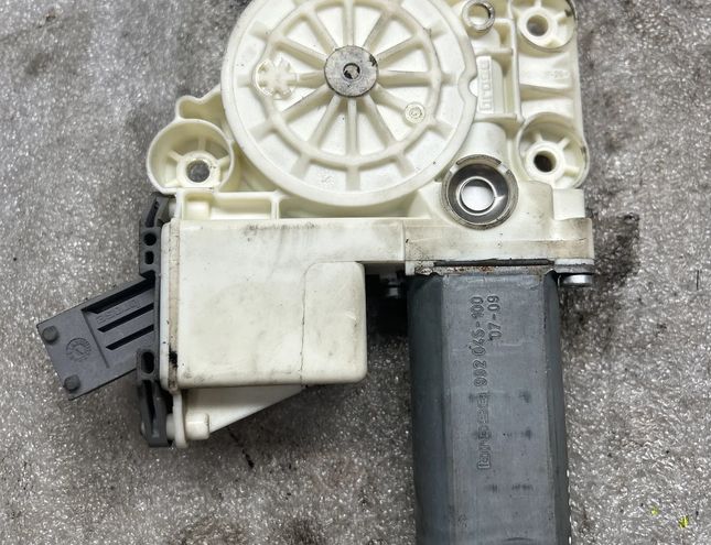 TOYOTA Avensis 2 generation (2002-2009) Маторчик стеклоподъемника передней левой двери 992045100 21169200