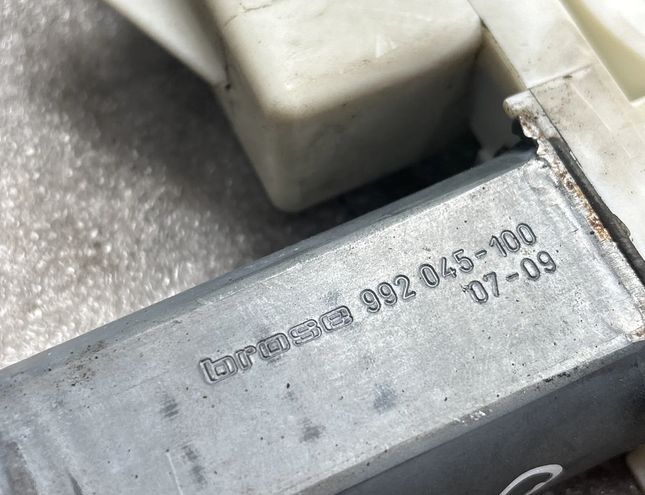 TOYOTA Avensis 2 generation (2002-2009) Маторчик стеклоподъемника передней левой двери 992045100 21169200