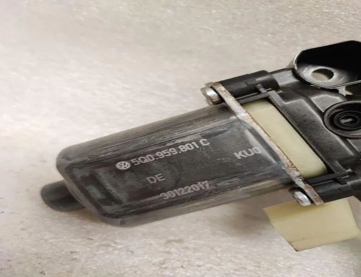 PORSCHE Macan 1 generation (2013-2023) Priekšējo kreiso durvju logu pacēlāja motorīts 5Q0959801C 27441892