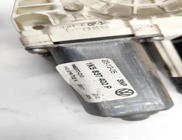 VOLKSWAGEN Jetta 5 generation (2005-2011) Priekšējo kreiso durvju logu pacēlāja motorīts 1K5837402P,1K0959792G 27174343