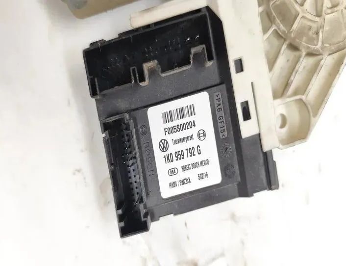 VOLKSWAGEN Jetta 5 generation (2005-2011) Priekšējo kreiso durvju logu pacēlāja motorīts 1K5837402P,1K0959792G 27174343