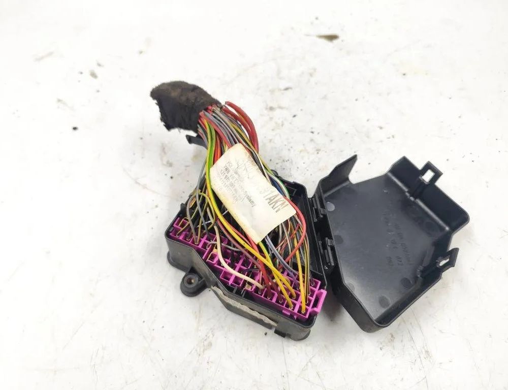 VOLKSWAGEN Bora 1 generation (1998-2005) Fuse box 8D1941824 31480569