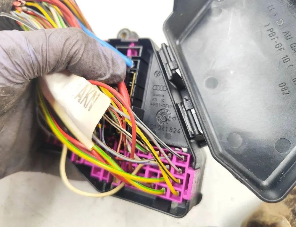 VOLKSWAGEN Bora 1 generation (1998-2005) Fuse box 8D1941824 31480569