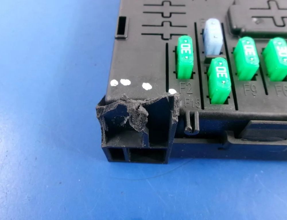 PEUGEOT 308 T7 (2007-2015) Fuse Box 966405908001 31491285