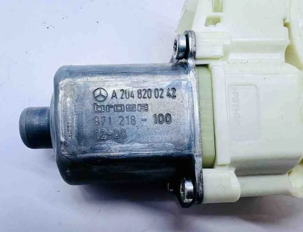 MERCEDES-BENZ C-Class W204/S204/C204 (2004-2015) Priekšējo kreiso durvju logu pacēlāja motorīts A2048200242,971218100 32735286