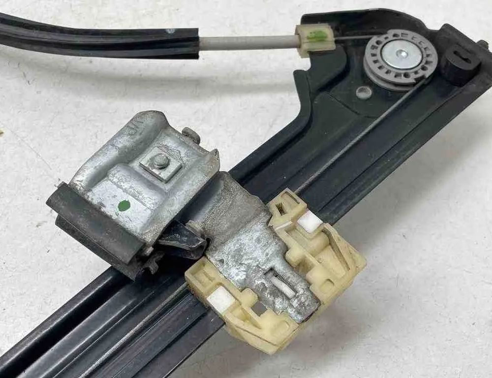 VOLKSWAGEN Caddy 3 generation (2004-2015) Priekšējo kreiso durvju logu pacēlājs 71223061720424,05075712,5K0959793 32686873