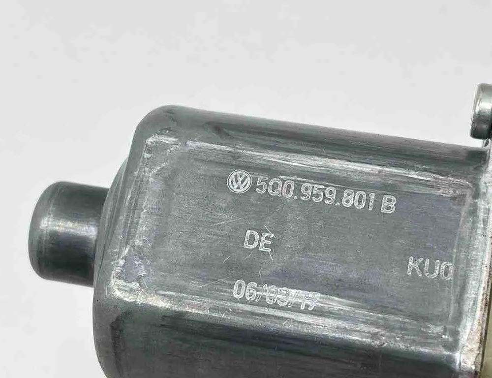 PORSCHE Macan 1 generation (2013-2023) Маторчик стеклоподъемника передней левой двери 068347,5Q0959801B 32694512