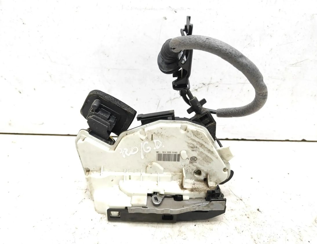 VOLKSWAGEN Golf 8 generation (2019-2023) Aizmugurējā labā durvju slēdzene 5K4839016Q 30019520