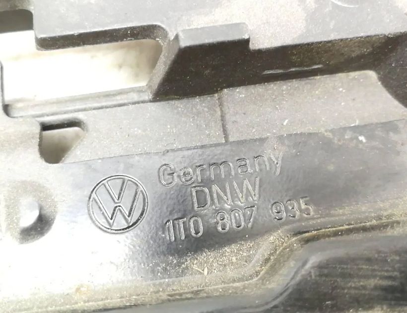 VOLKSWAGEN Caddy 3 generation (2004-2015) Priekšējā kreisā bufera stiprinājums 1T0807049 30250017