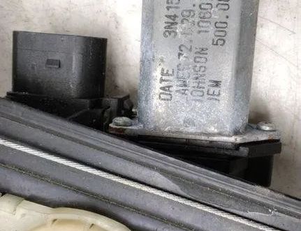 BMW X1 E84 (2009-2015) Aizmugurējo labo durvju logu pacēlājs 72029003 31390647