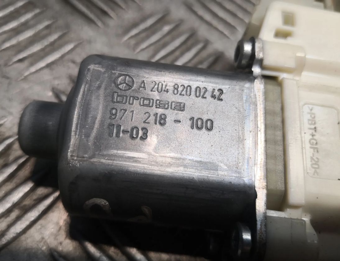 MERCEDES-BENZ C-Class W204/S204/C204 (2004-2015) Priekšējo labo durvju logu pacelšanas motorīts 2048200242,A2048200242 31856038