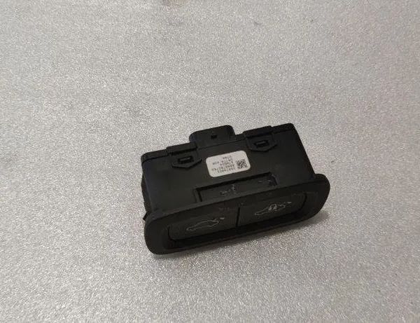 VOLVO XC90 1 generation (2002-2014) Кнопка открывания задней крышки 31674801 30647836