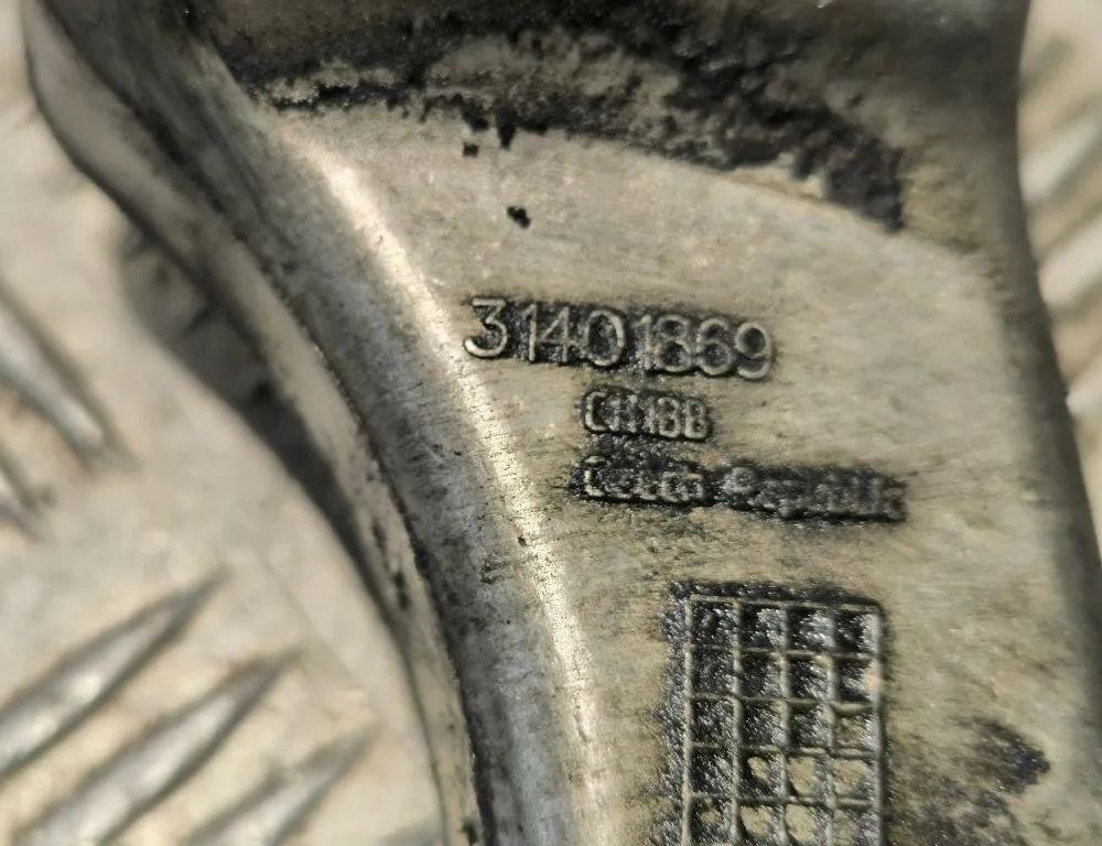 VOLVO XC90 1 generation (2002-2014) Air Conditioner Compressor Bracket 31401869 30649806