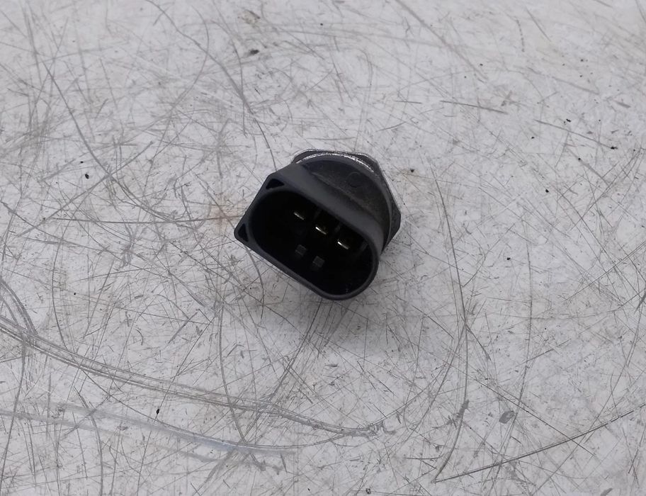 AUDI A4 B9/8W (2015-2024) Degvielas spiediena sensors 06J906051F 27624656