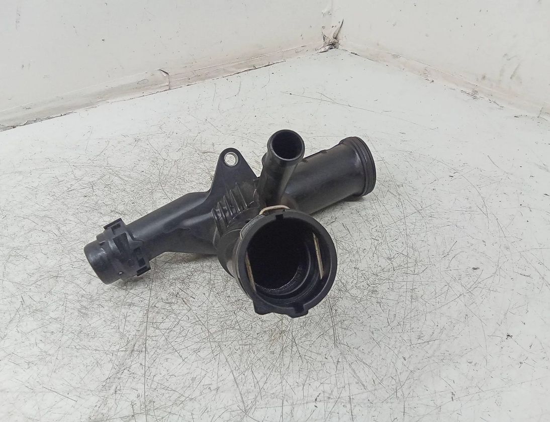 AUDI A4 B9/8W (2015-2024) Dzesēšanas šļauka / truba 04L121026R 27637982