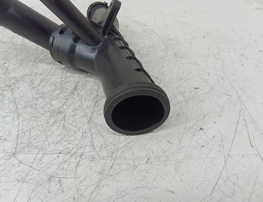 AUDI A4 B9/8W (2015-2024) Dzesēšanas šļauka / truba 04L121026R 27637982