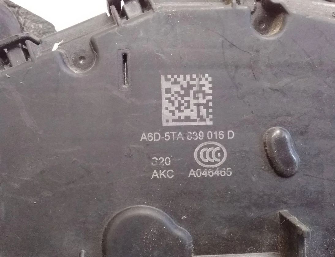 VOLKSWAGEN Golf 7 generation (2012-2024) Aizmugurējā labā durvju slēdzene 5TA839016D 27644472