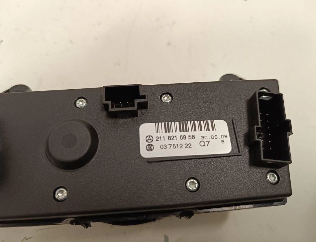 MERCEDES-BENZ CLS-Class C219 (2004-2010) Parkošanās palīdzības slēdzis 2118216958 27702164