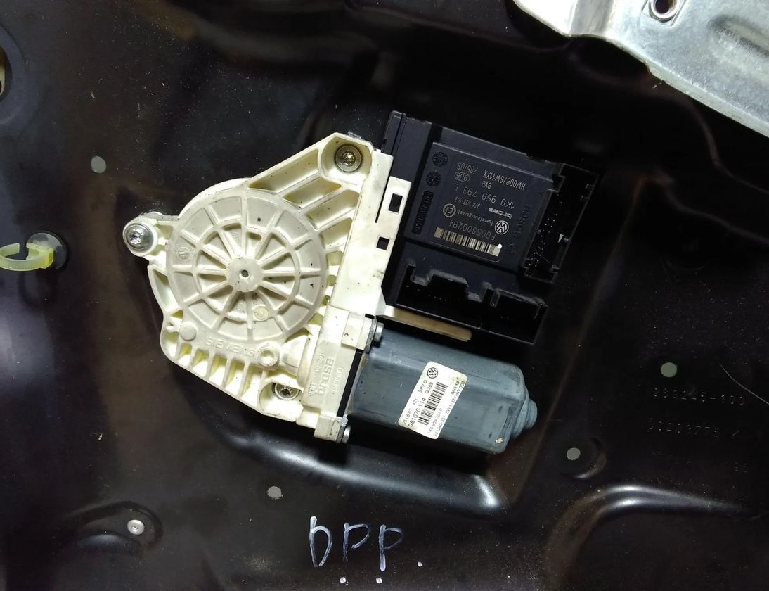 VOLKSWAGEN Passat B6 (2005-2010) Priekšējo labo durvju logu pacēlājs 3C2837756K 27720139