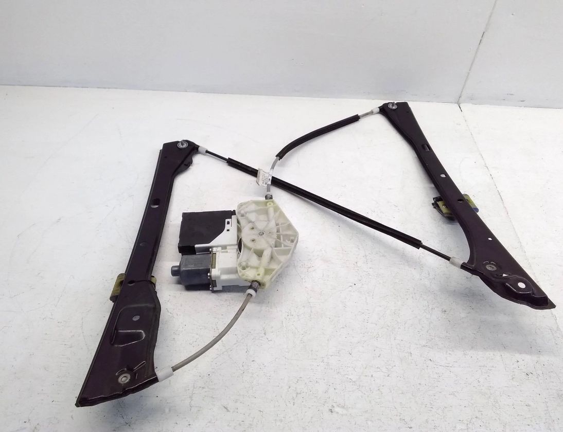 VOLKSWAGEN Golf Plus 1 generation (2004-2009) Front Right Door Window Regulator 5M1837402G 28711125