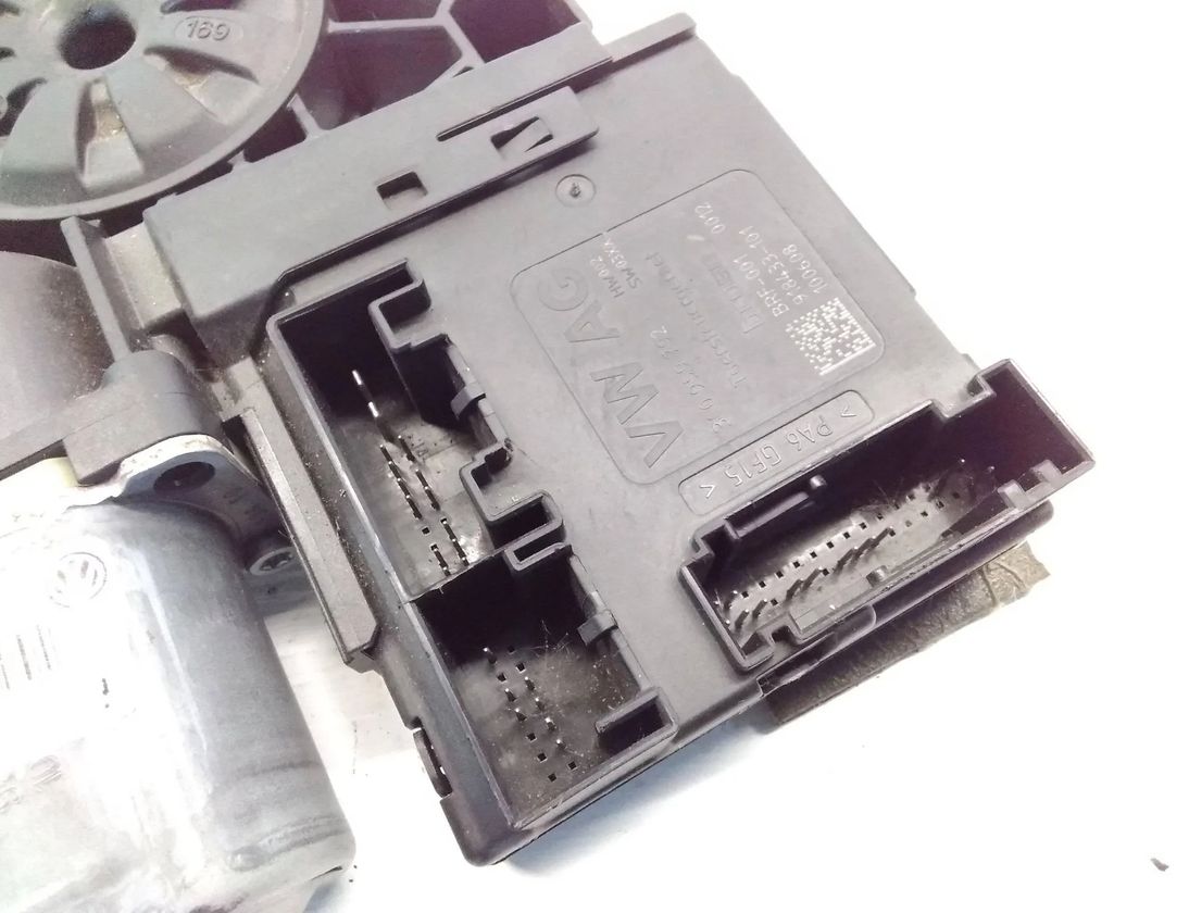 VOLKSWAGEN Passat B7 (2010-2015) Priekšējo kreiso durvju logu pacēlāja motorīts 3C0959702 28711502