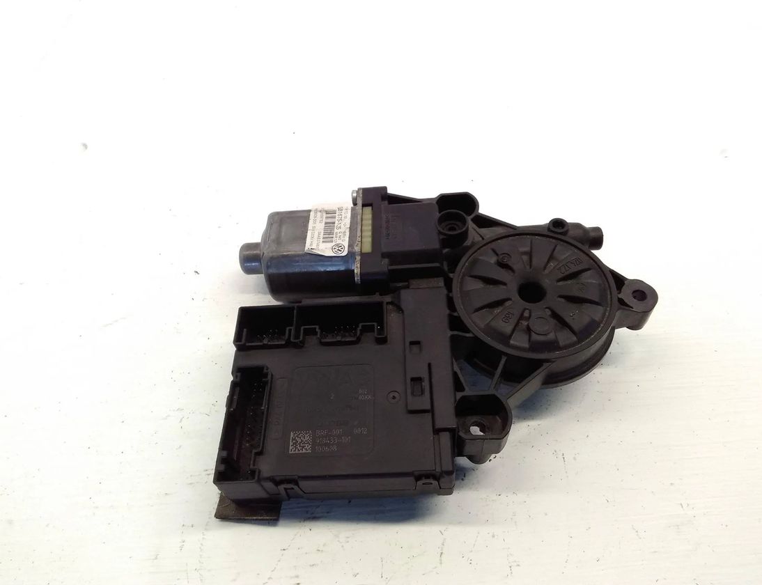 VOLKSWAGEN Passat B7 (2010-2015) Priekšējo kreiso durvju logu pacēlāja motorīts 3C0959702 28711502