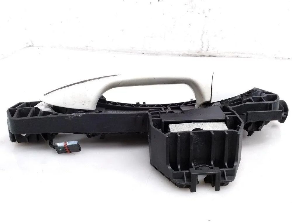 MERCEDES-BENZ A-Class W176 (2012-2018) Aizmugurējo kreiso durvju ārējais rokturis A2047602834 31615009