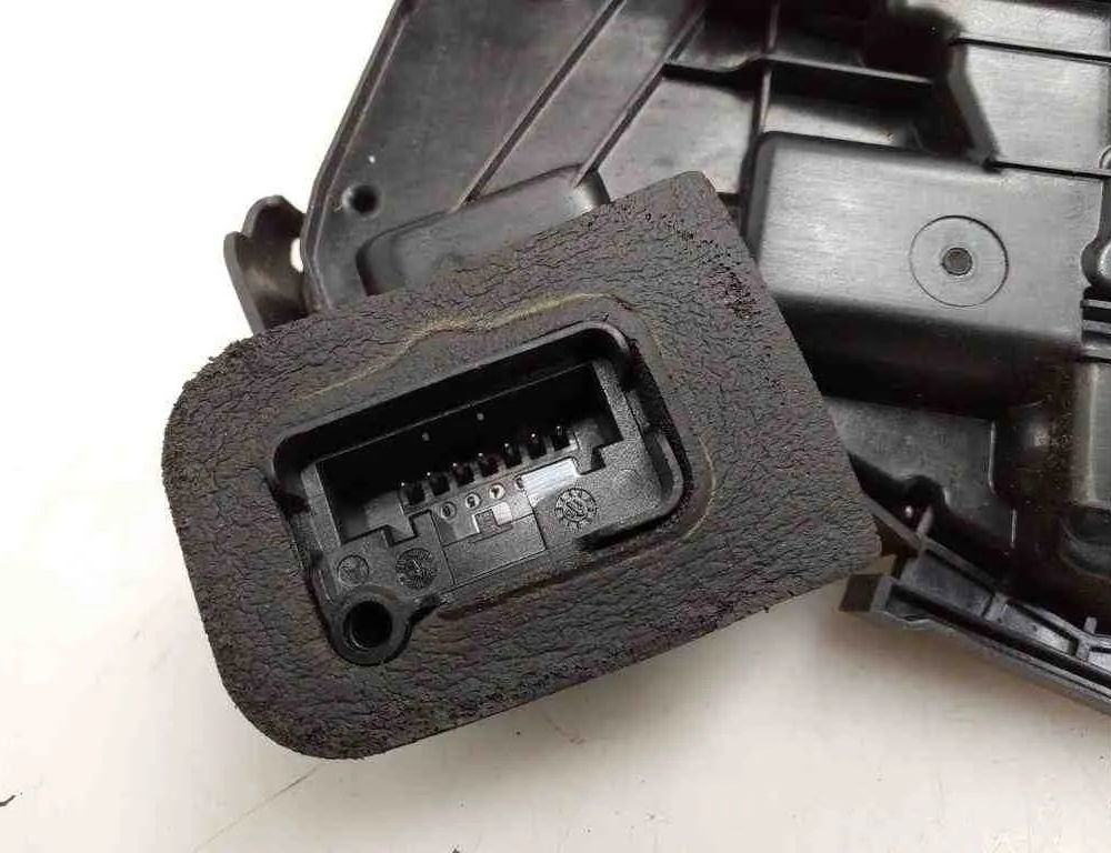 VOLKSWAGEN Passat B8 (2014-2023) Aizmugurējā labā durvju slēdzene 5E0839016 32579529