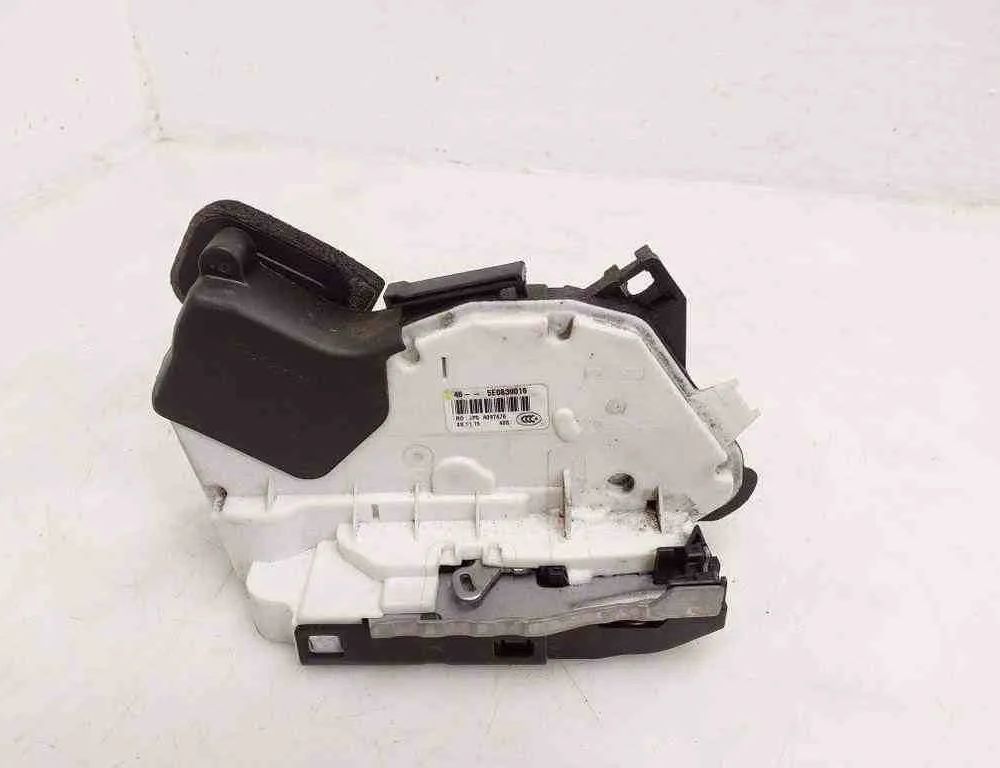 VOLKSWAGEN Passat B8 (2014-2023) Aizmugurējā labā durvju slēdzene 5E0839016 32579529