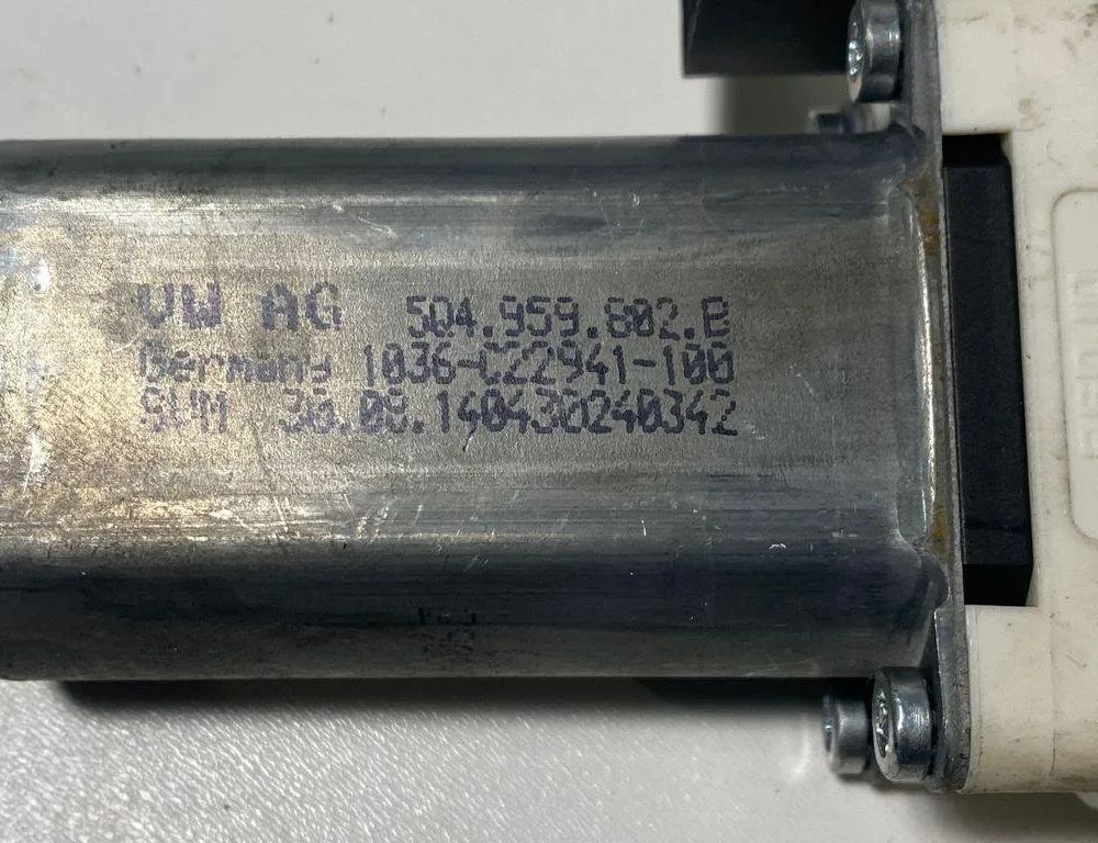 VOLKSWAGEN Variant VII TDI (2014-2024) Priekšējo kreiso durvju logu pacēlāja motorīts 5Q4959802B 30670794