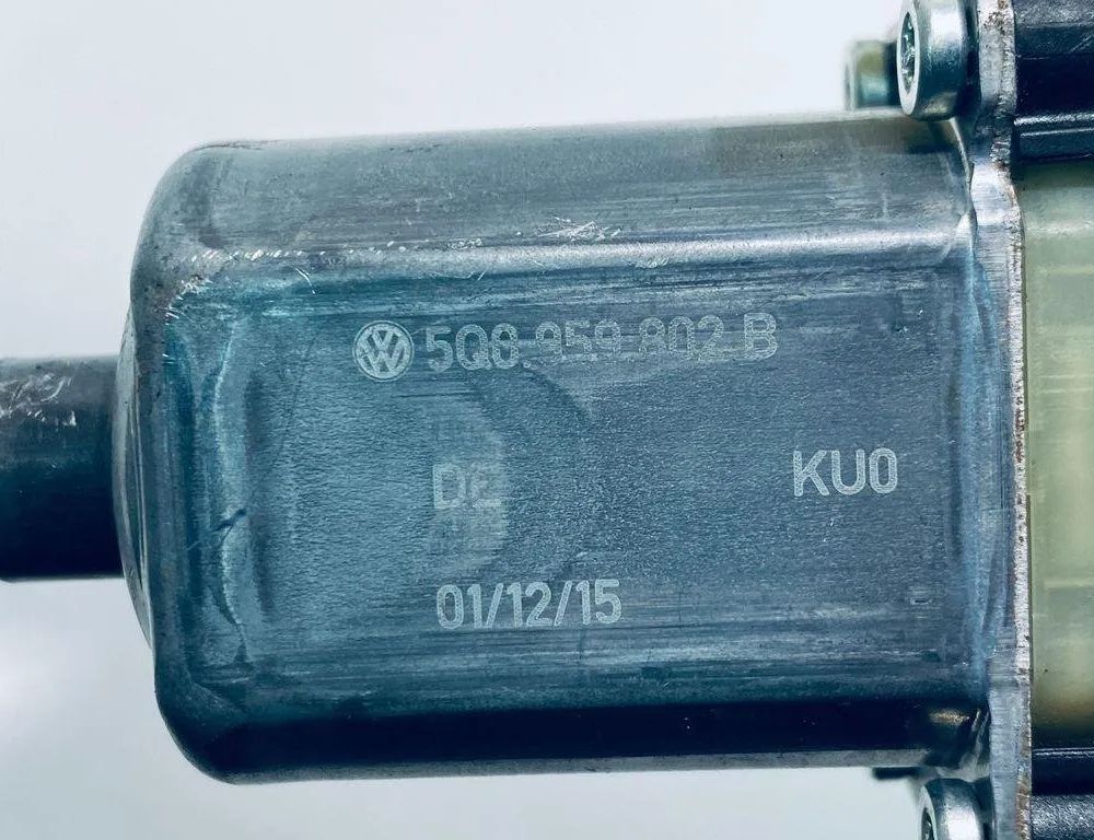 SEAT Leon 3 generation (2012-2020) Priekšējo kreiso durvju logu pacēlāja motorīts 5Q0959802B 30672318