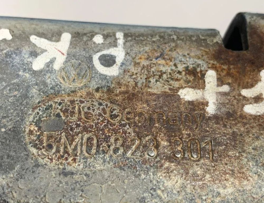 VOLKSWAGEN Golf Plus 1 generation (2004-2009) Петля капота передняя левая 5M0823301 30674062