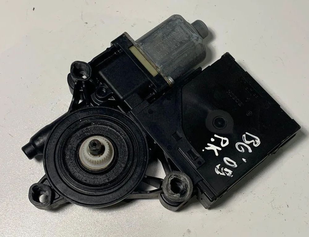 VOLKSWAGEN Passat B7 (2010-2015) Priekšējo kreiso durvju logu pacēlāja motorīts 1K0959793N 30674313