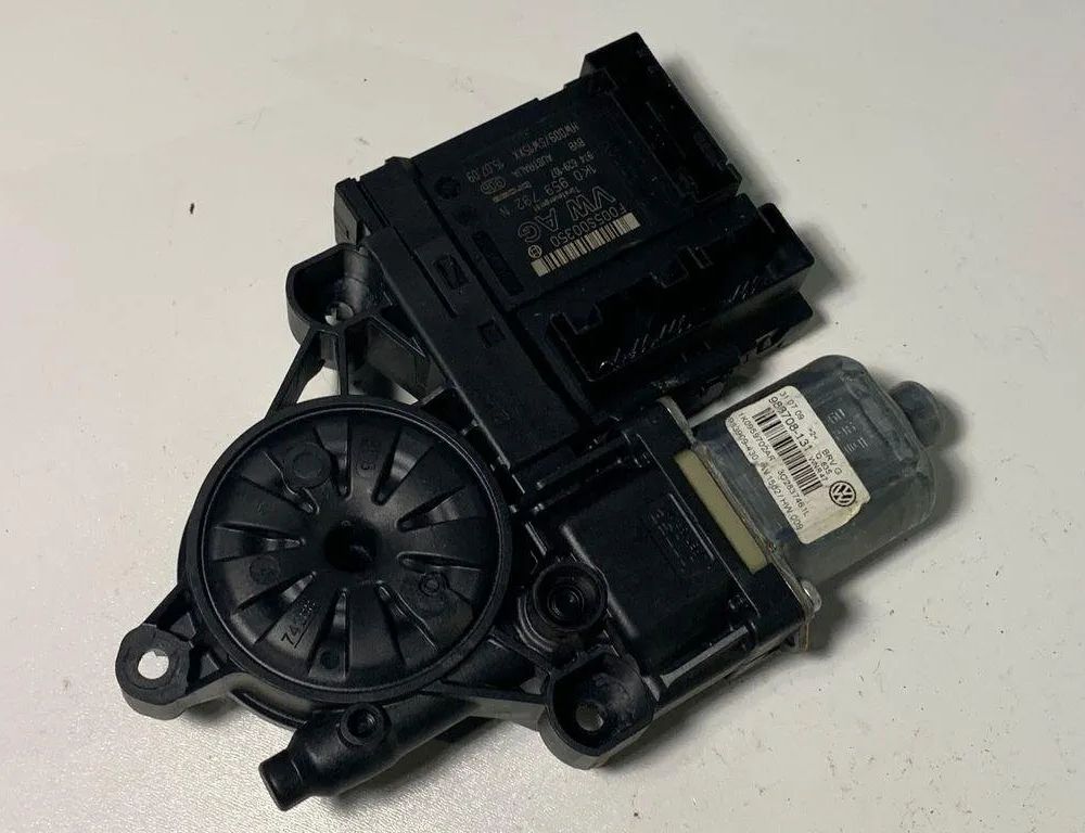 VOLKSWAGEN Passat B7 (2010-2015) Маторчик стеклоподъемника передней левой двери 1K0959792N 30674314