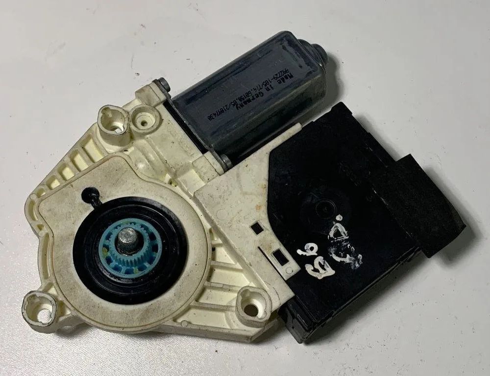 VOLKSWAGEN Passat B7 (2010-2015) Маторчик стеклоподъемника передней левой двери 1K0959793L 30674317